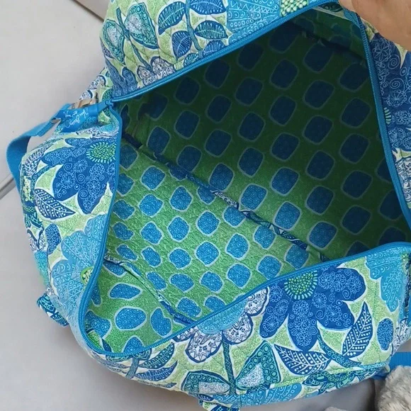 Vera Bradley Grand Traveler Tote / Duffel In Doodle Daisy Pattern - Picture 12 of 17